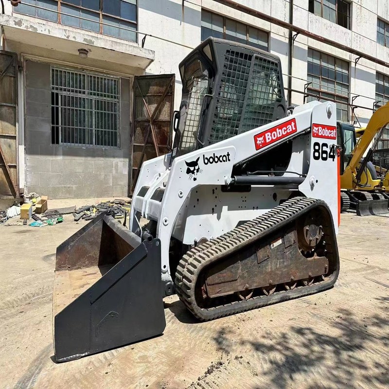 Bob 864 Máquina de carregamento de direção de patinação usada para paisagismo 10,6 km/h 53,7 kW