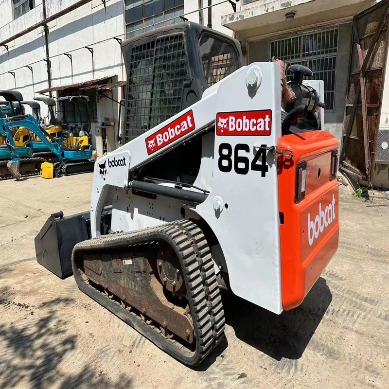 Bob 864 Máquina de carregamento de direção de patinação usada para paisagismo 10,6 km/h 53,7 kW