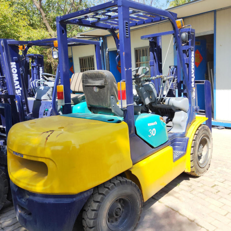 Equipamento de manipulação de materiais de dois estágios de empilhadeira usada Komatsu FD30 3 toneladas