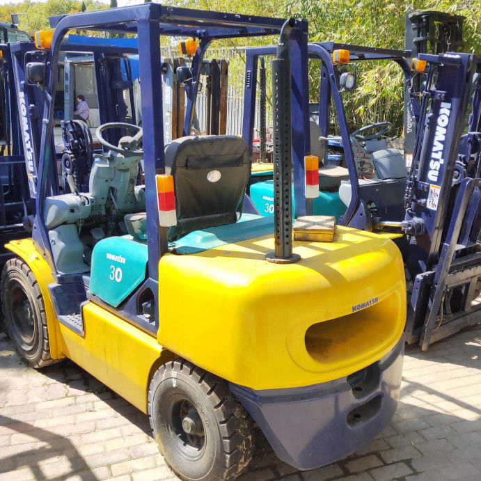 Equipamento de manipulação de materiais de dois estágios de empilhadeira usada Komatsu FD30 3 toneladas