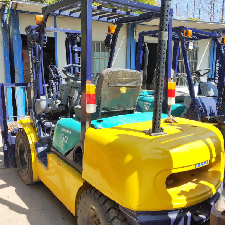 Equipamento de manipulação de materiais de dois estágios de empilhadeira usada Komatsu FD30 3 toneladas