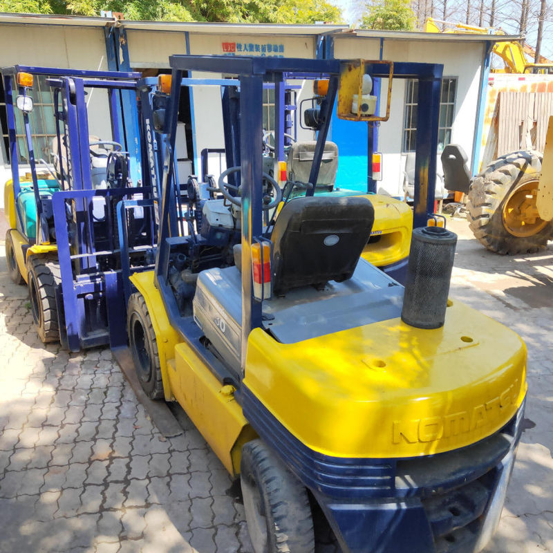 Equipamento de manipulação de materiais de dois estágios de empilhadeira usada Komatsu FD30 3 toneladas
