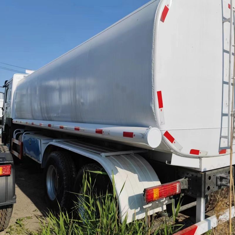 Sinotruk Howo 371 camião petroleiro 2000L 8x4 segunda mão para entrega de combustível