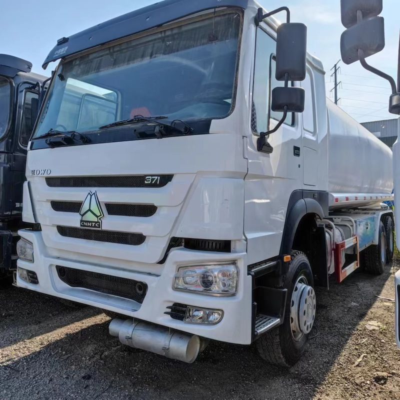 Sinotruk Howo 371 camião petroleiro 2000L 8x4 segunda mão para entrega de combustível