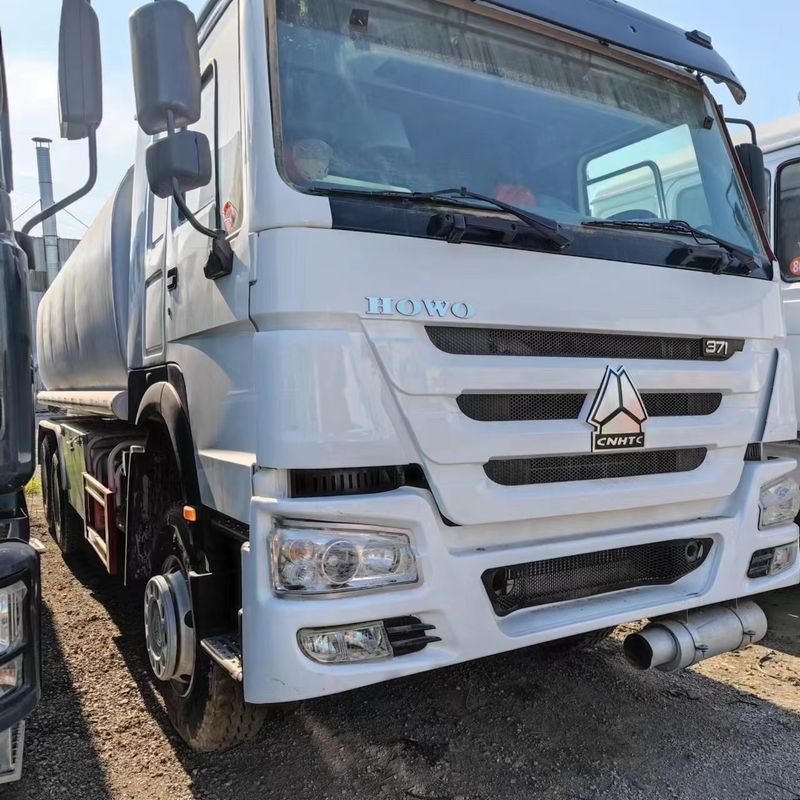 Sinotruk Howo 371 camião petroleiro 2000L 8x4 segunda mão para entrega de combustível
