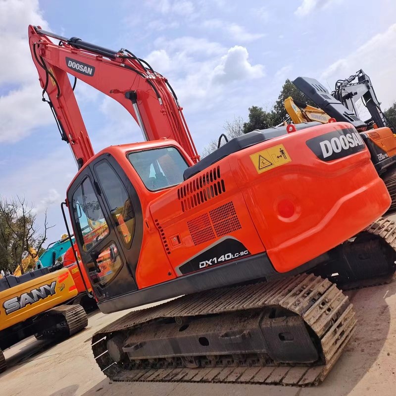 Tipo médio usado 71kw da máquina escavadora de esteira rolante Doosan Digger DX140LC de segunda mão 14 toneladas