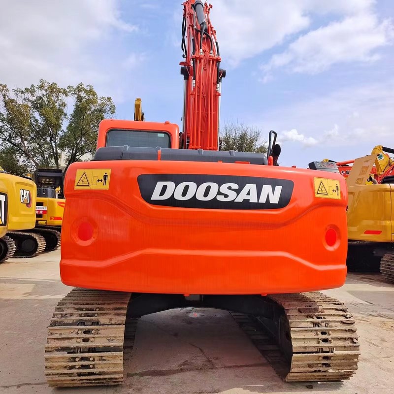 Tipo médio usado 71kw da máquina escavadora de esteira rolante Doosan Digger DX140LC de segunda mão 14 toneladas