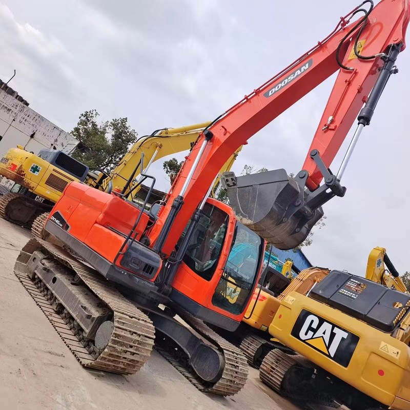 Tipo médio usado 71kw da máquina escavadora de esteira rolante Doosan Digger DX140LC de segunda mão 14 toneladas