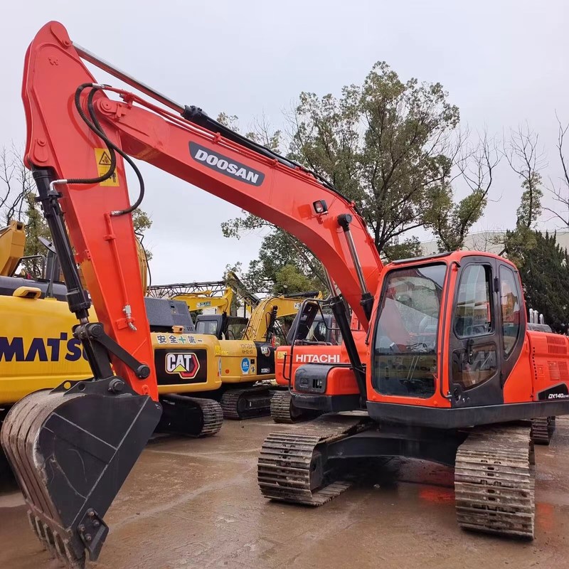 Tipo médio usado 71kw da máquina escavadora de esteira rolante Doosan Digger DX140LC de segunda mão 14 toneladas