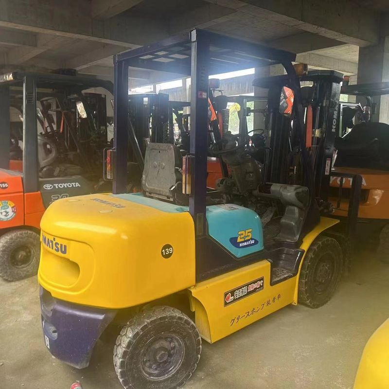Equipamento de manipulação de materiais de três etapas de empilhadeira usada Komatsu FD25 2,5 toneladas