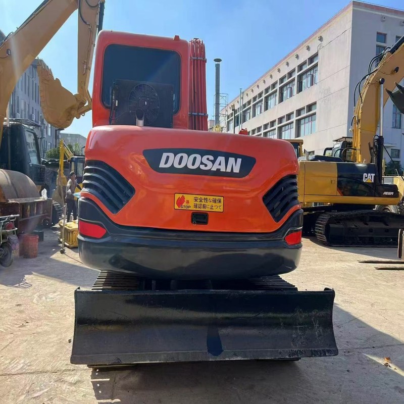 Mini escavadeira usada versátil Doosan DX75 usada 39,7kw caçamba 0,28m3