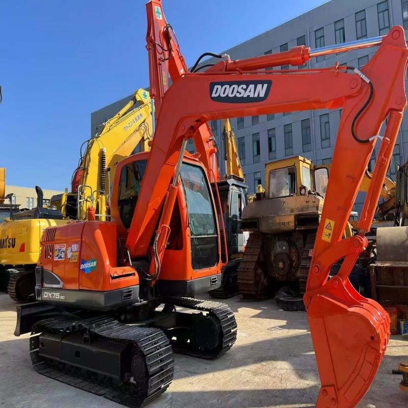 Mini escavadeira usada versátil Doosan DX75 usada 39,7kw caçamba 0,28m3