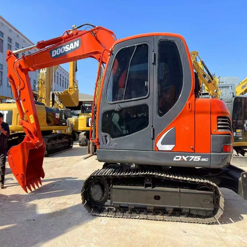 Mini escavadeira usada versátil Doosan DX75 usada 39,7kw caçamba 0,28m3