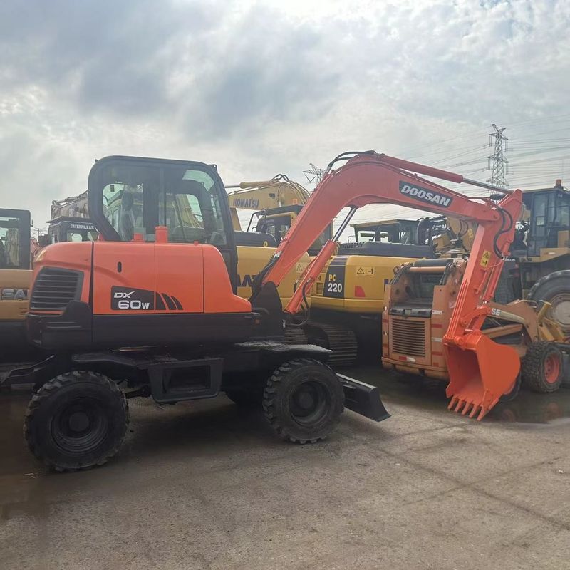 Excavadora de rodas miniatura de 6 toneladas de segunda mão do Doosan Digger DX60W