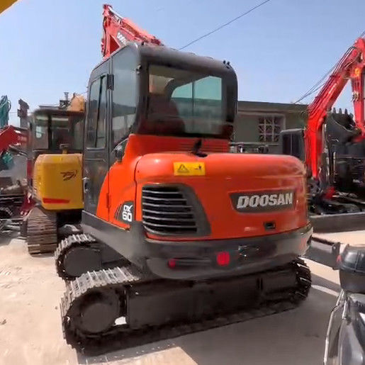 Excavadora mini-pista de 6 toneladas Doosan DX60 de segunda mão para pequenas obras