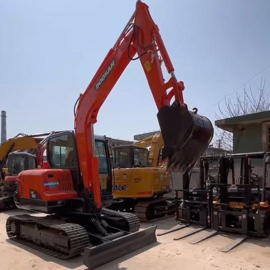 Excavadora mini-pista de 6 toneladas Doosan DX60 de segunda mão para pequenas obras