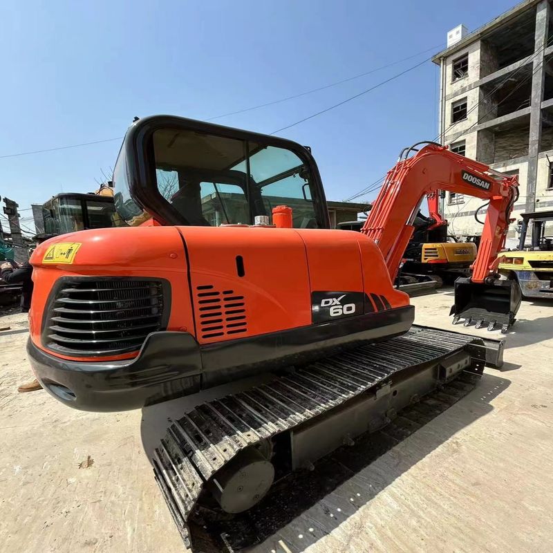 Excavadora mini-pista de 6 toneladas Doosan DX60 de segunda mão para pequenas obras