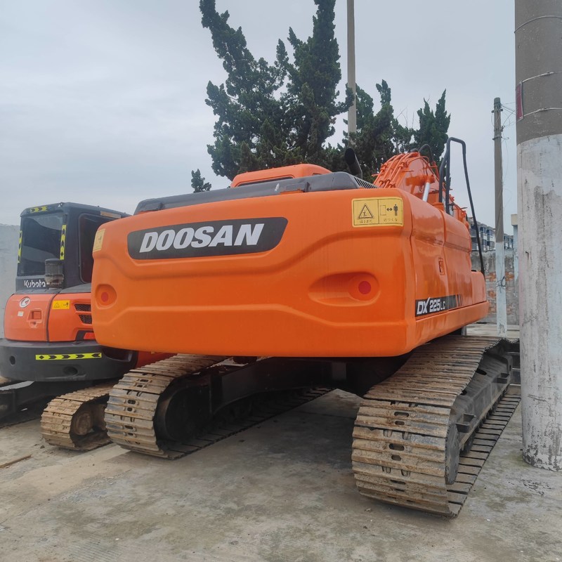 Escavadeira de esteira Doosan DX225 usada de 22,5 toneladas de tamanho médio 157kw