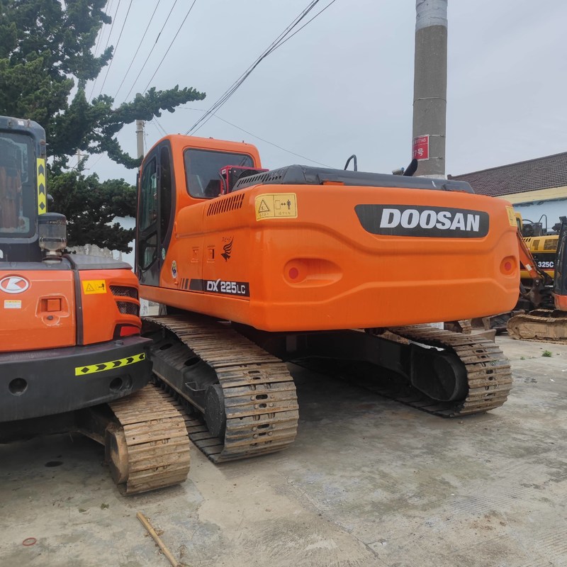Escavadeira de esteira Doosan DX225 usada de 22,5 toneladas de tamanho médio 157kw