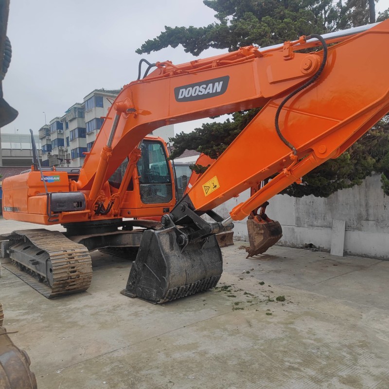 Escavadeira de esteira Doosan DX225 usada de 22,5 toneladas de tamanho médio 157kw