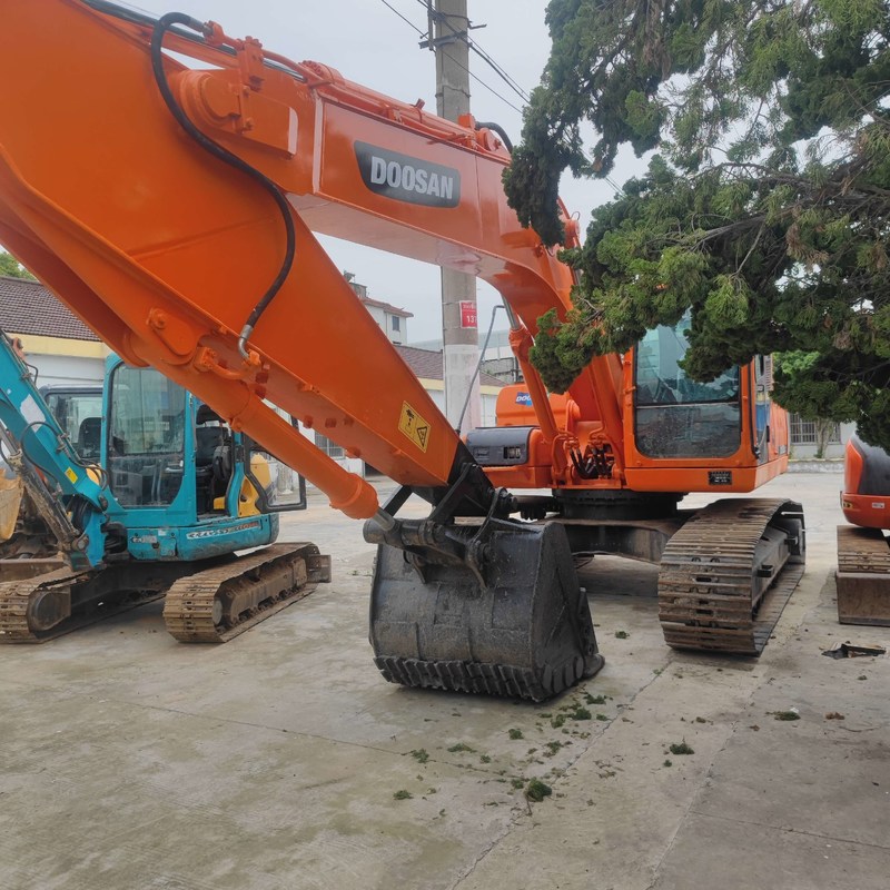 Escavadeira de esteira Doosan DX225 usada de 22,5 toneladas de tamanho médio 157kw
