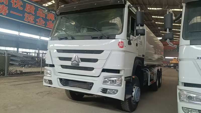 Sinotruk Howo 371 camião petroleiro 2000L 6x4 segunda mão para entrega de combustível