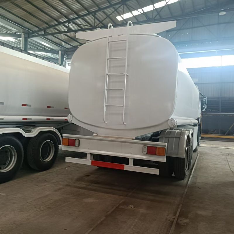 Sinotruk Howo 371 camião petroleiro 2000L 6x4 segunda mão para entrega de combustível