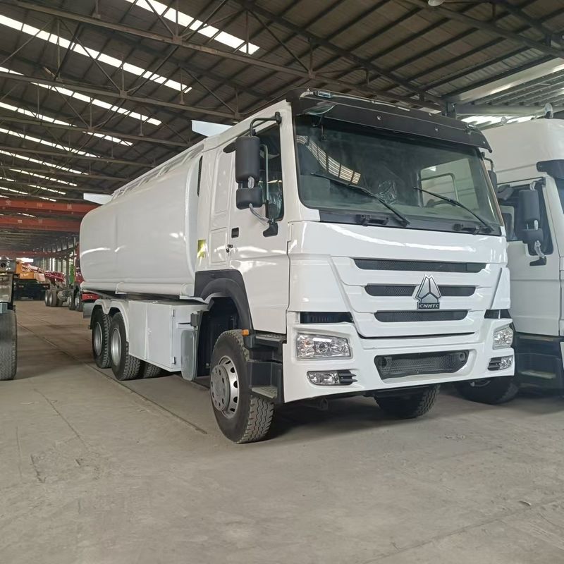 Sinotruk Howo 371 camião petroleiro 2000L 6x4 segunda mão para entrega de combustível
