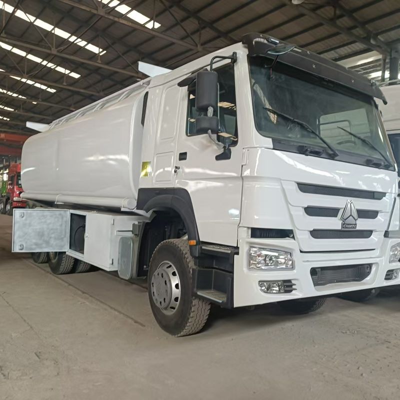 Sinotruk Howo 371 camião petroleiro 2000L 6x4 segunda mão para entrega de combustível