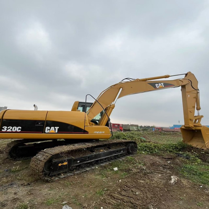 Escavadeira usada CAT 320C Escavadeira de esteira de 20 toneladas de segunda mão 110kw com caçamba de 0,8m3
