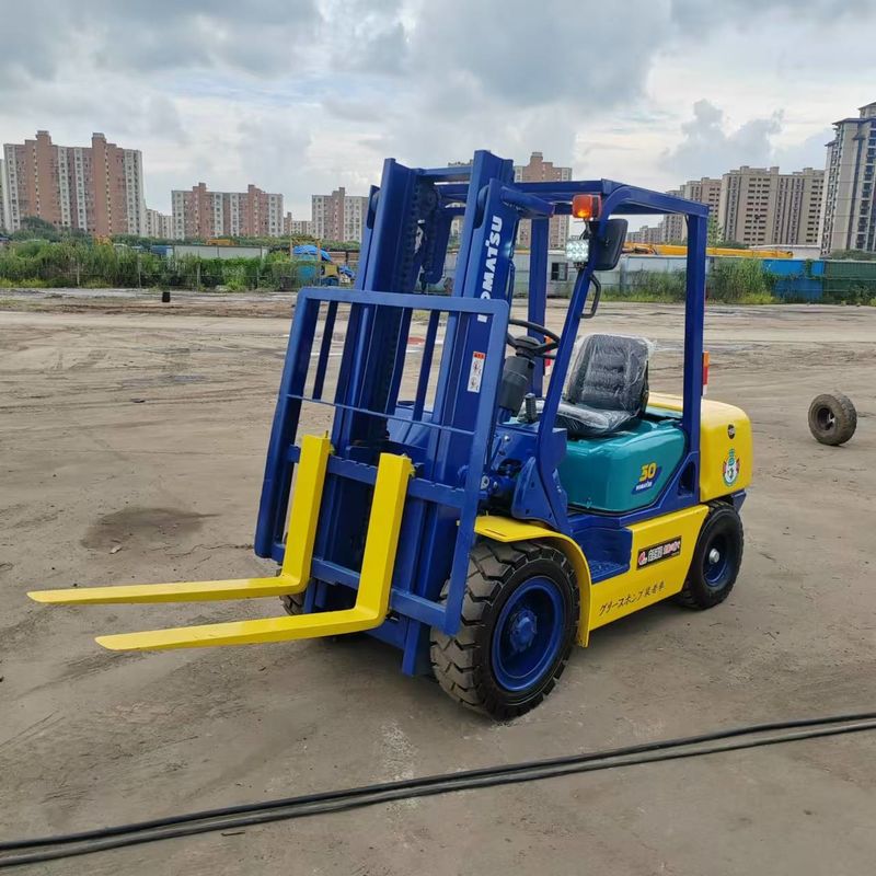 Equipamento de manipulação de materiais de dois estágios de empilhadeira usada Komatsu FD30 3 toneladas