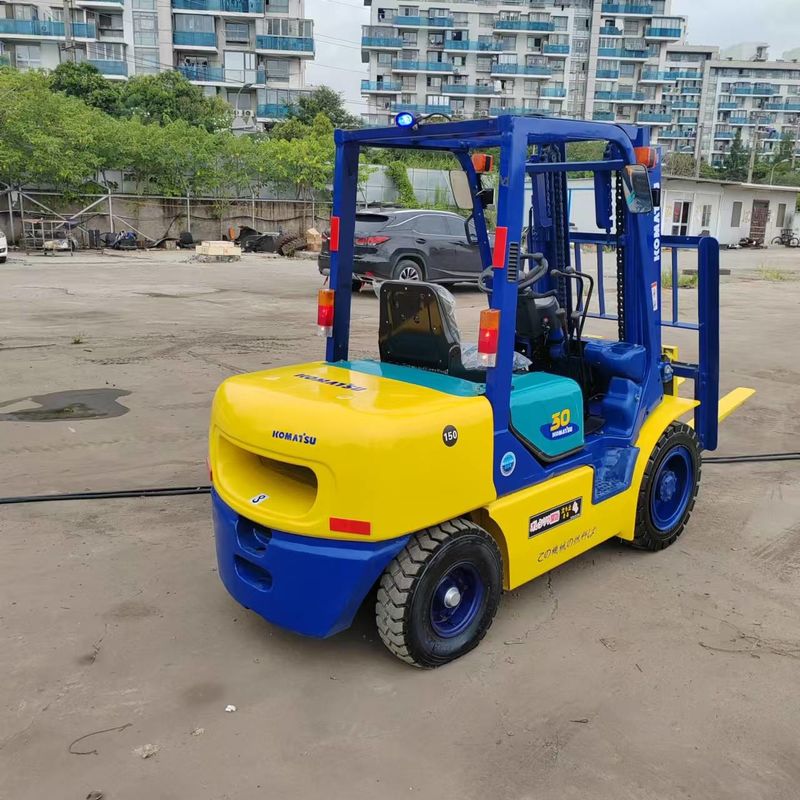 Equipamento de manipulação de materiais de dois estágios de empilhadeira usada Komatsu FD30 3 toneladas