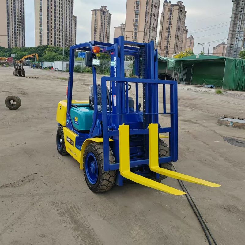 Equipamento de manipulação de materiais de dois estágios de empilhadeira usada Komatsu FD30 3 toneladas