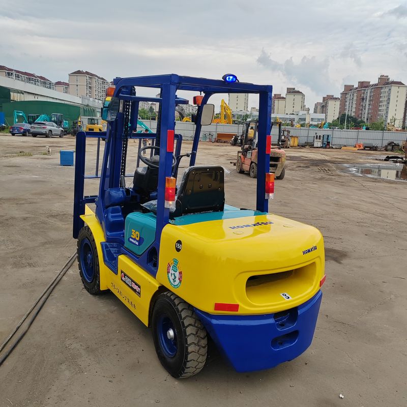 Equipamento de manipulação de materiais de dois estágios de empilhadeira usada Komatsu FD30 3 toneladas
